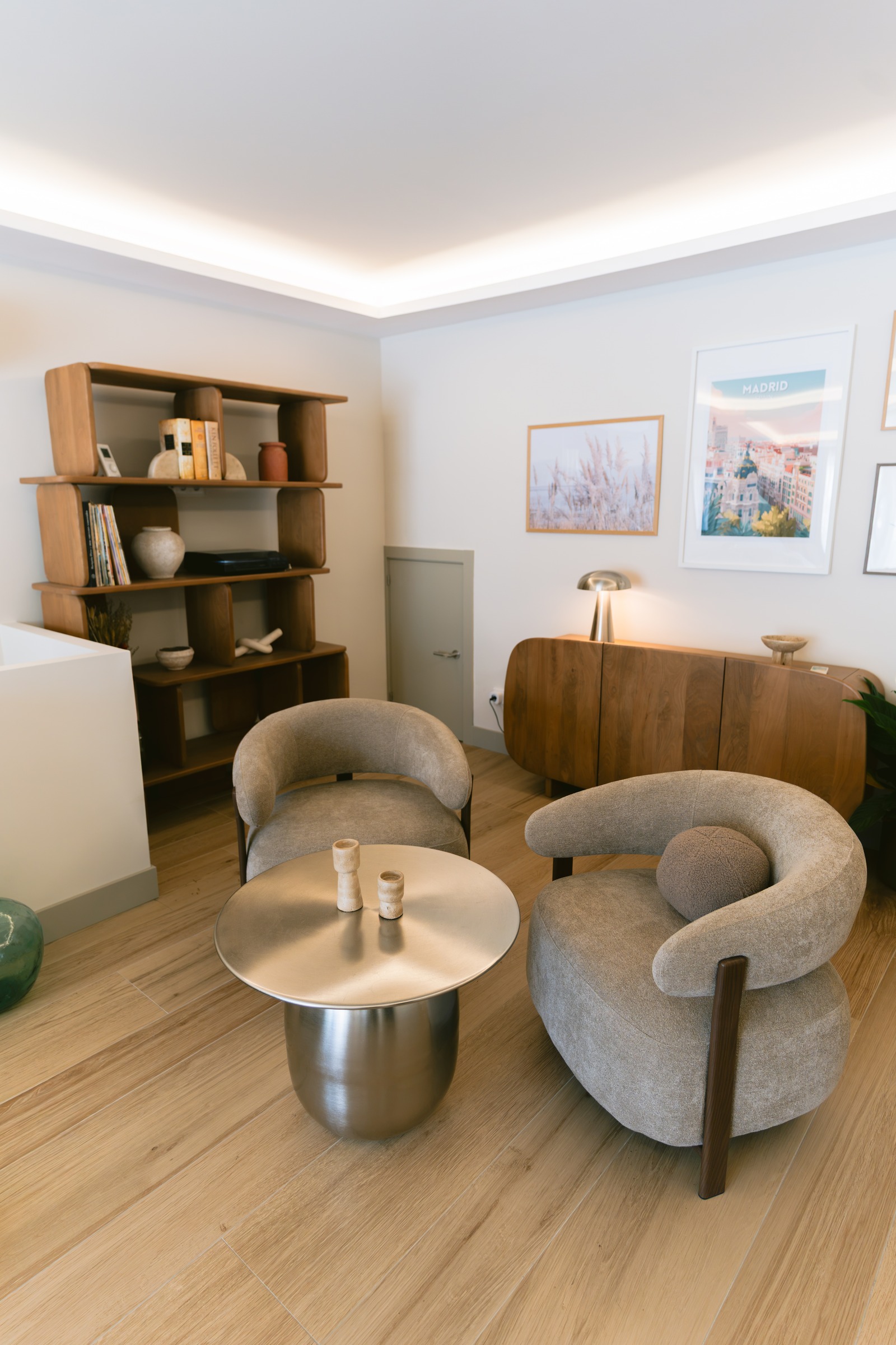 Coslada · salón con estantería y butacas