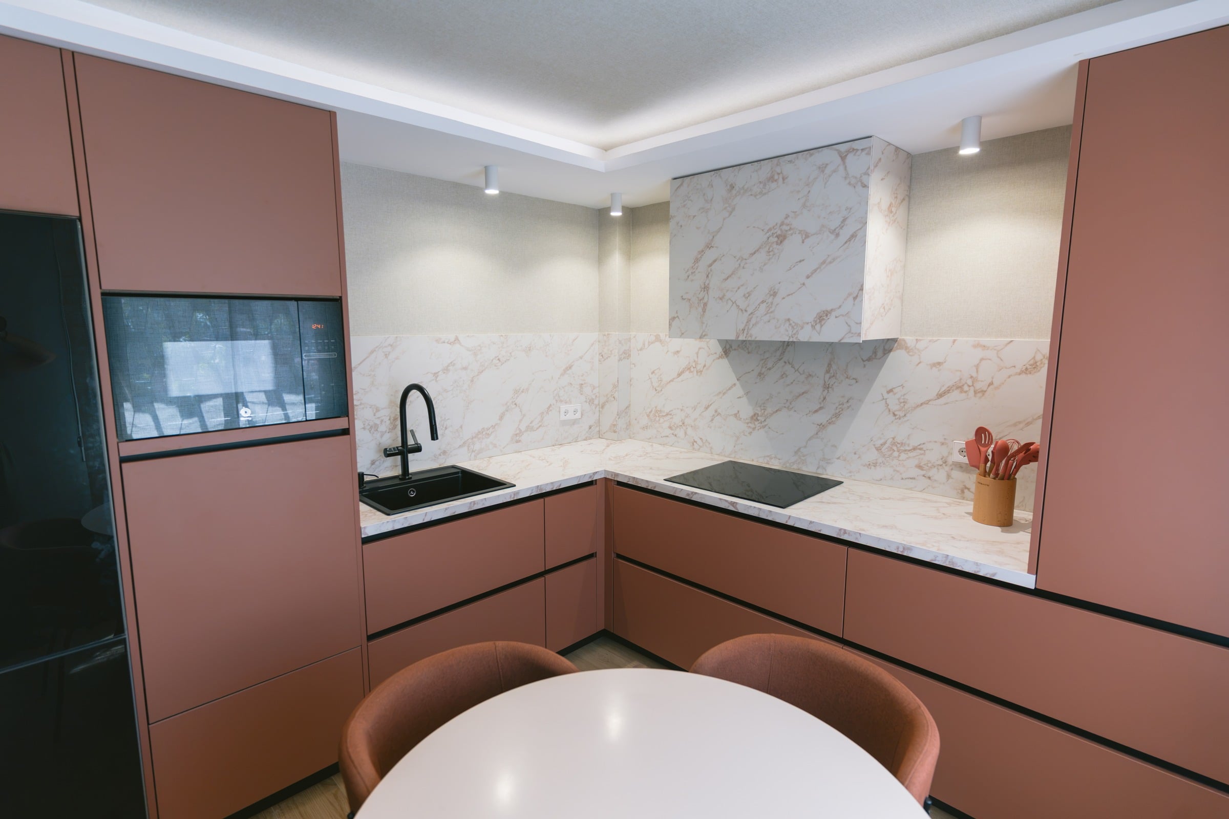 Coslada · cocina en terracota con frente de mármol