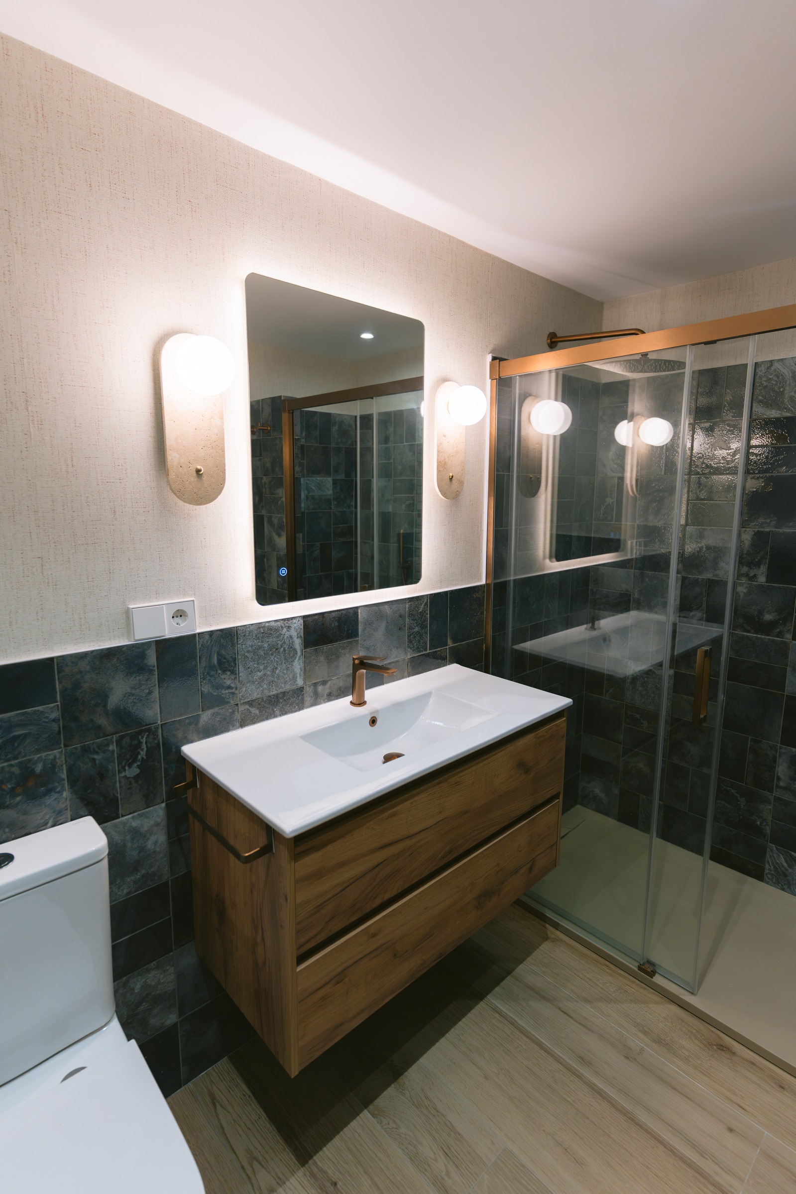 Coslada · baño con mueble de madera y azulejo azul