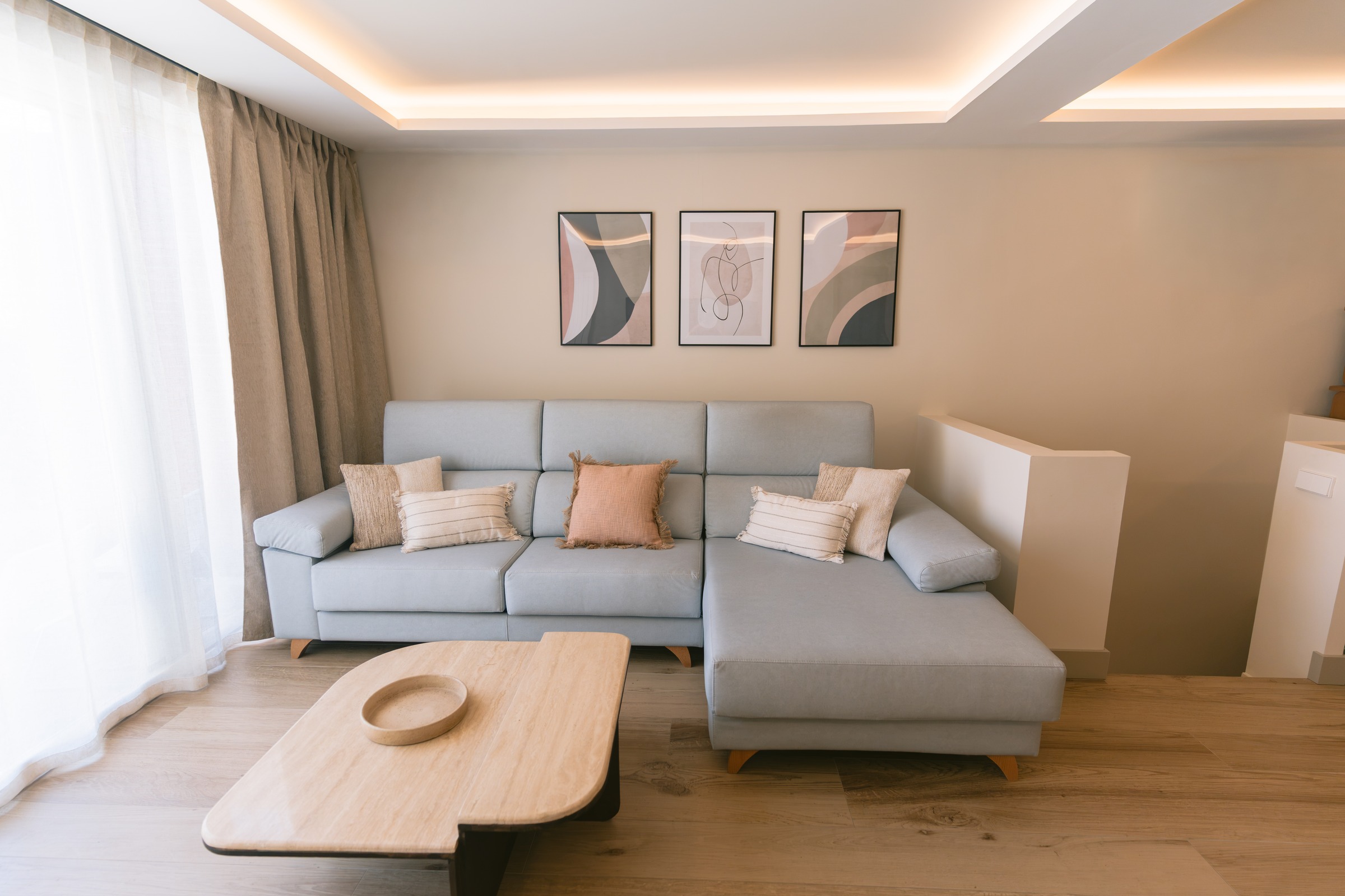 Coslada · salón con sofá y mesas de centro